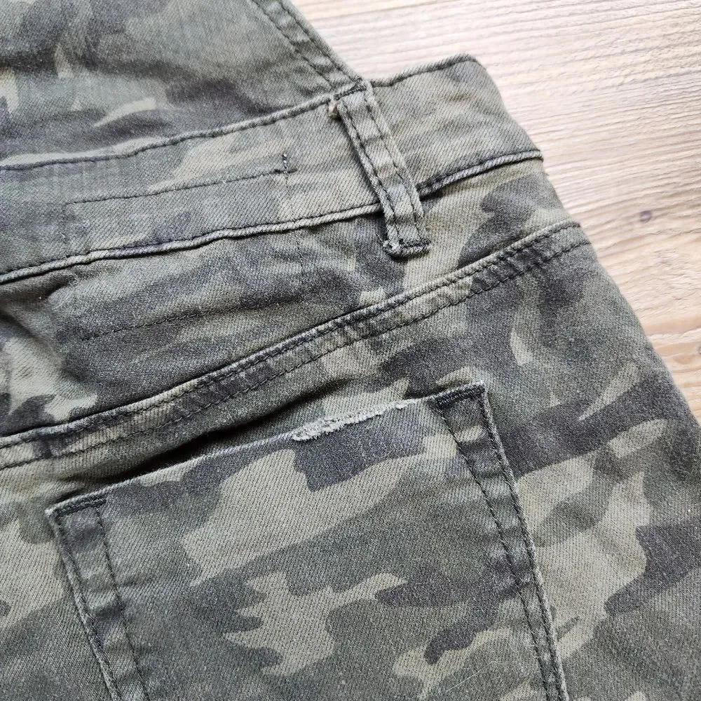 🔹️Vanilla Star Green Camouflage Distressed Leg Denim Overalls Small